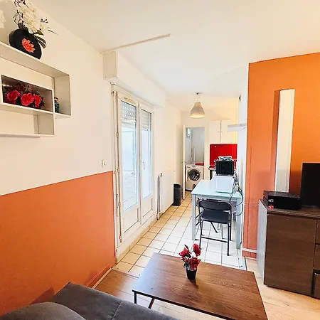 Entier 2 Pieces Avec Grande Terasse Proche Gare Apartment