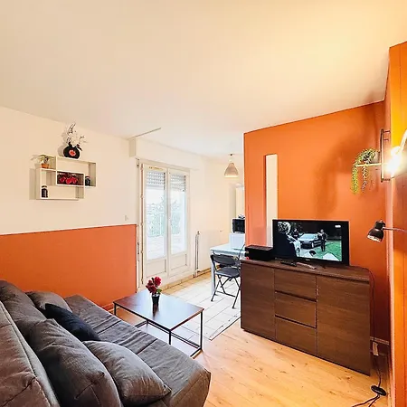 Entier 2 Pieces Avec Grande Terasse Proche Gare Apartment